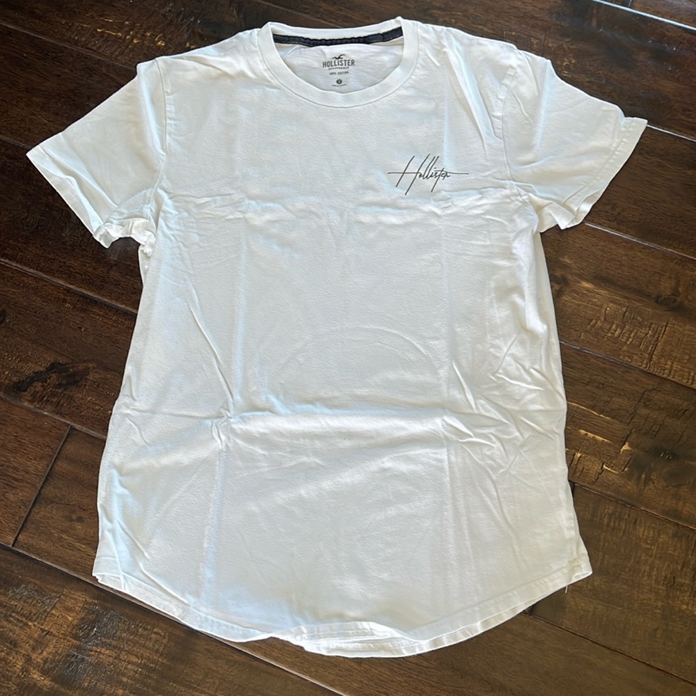HOLLISTER T shirt.
